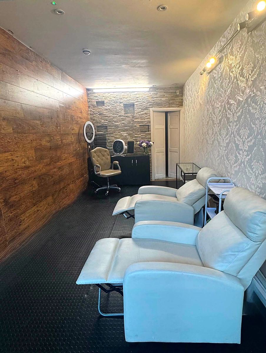 The foot treatment room at Taitam-D, with reclining chairs along a stone-clad wall